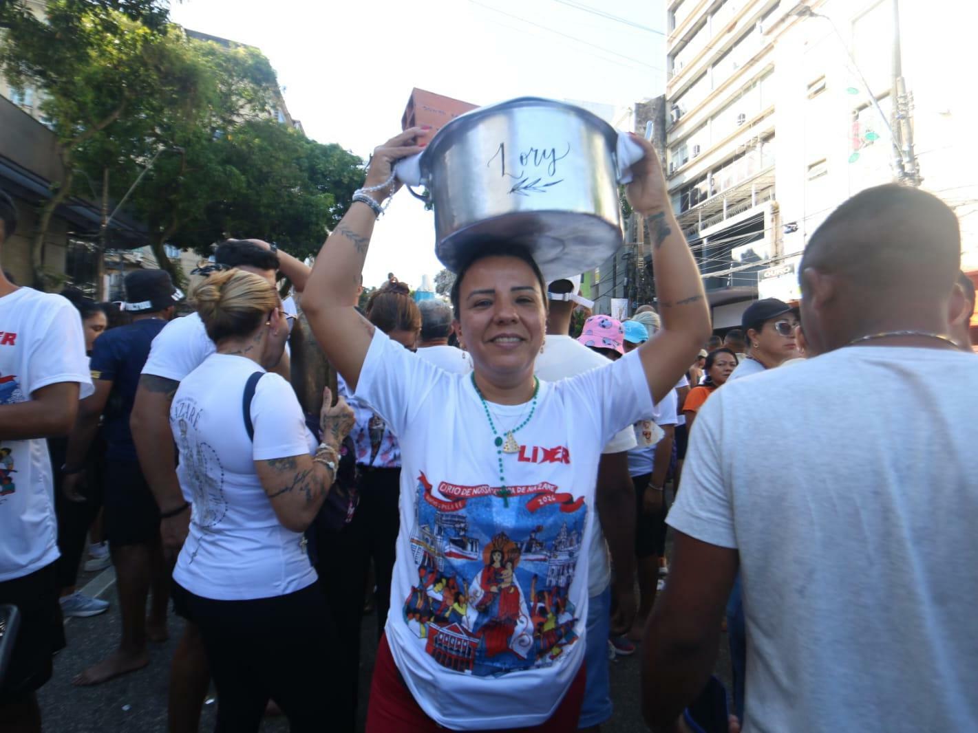 Com panela e tijolo na cabeça, Lorena Teixeira paga promessa pela casa própria e trabalho no Círio